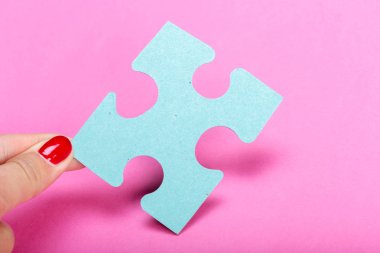 Kavram bulmaca. bulmaca parçası tutan el 