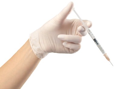 Eldeki şırınga beyaza izole edildi