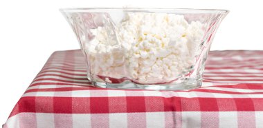 Bir tencerede süzme peynir