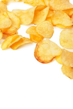 Beyaz arka planda izole edilmiş çıtır patates cipsi.