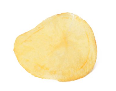 Beyaz arka planda izole edilmiş çıtır patates cipsi.