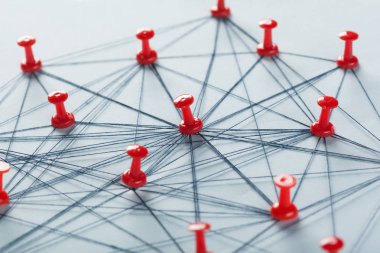 iş parçacığı bağlanma kırmızı iğneler, ağ kavramı, yakın çekim