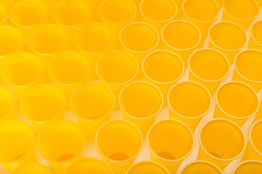 beyaz zemin üzerine sarı tek kullanımlık plastik gözlük