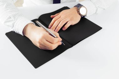 Öğrenme ve defter üzerinde yazma adam