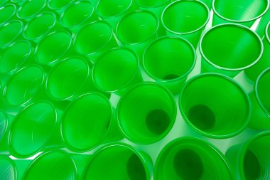 beyaz zemin üzerine yeşil plastik gözlük