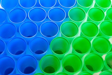 Beyaz arka plan üzerinde renkli plastik gözlük