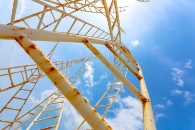 bulutlu gökyüzü merdiven