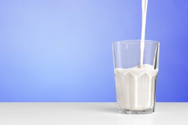 taze süt dökme cam, yakın çekim 