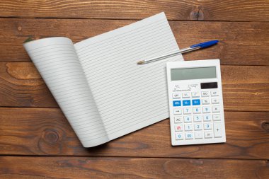 Boş kağıt üstünde okul sırası