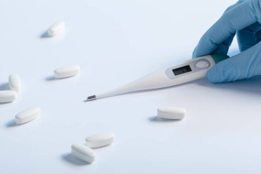 Termometre ve hapları kapat 