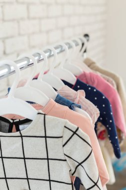 Çocuk Giyim Askıları raf satırındaki Tarih