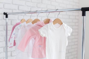 Çocuk Giyim Askıları raf satırındaki Tarih