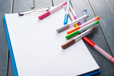 işaretçileri olan masada temiz çarşaf