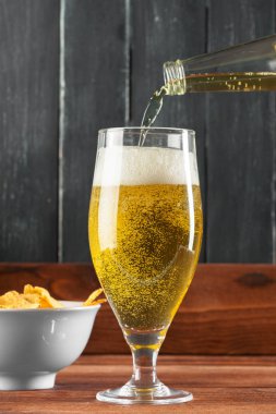 Bira ve şişe üzerinde ahşap arka plan cam