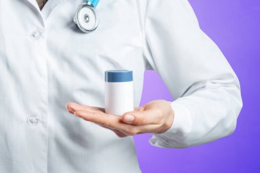 kadın doktor hap kavanoz tutarak yakın çekim 