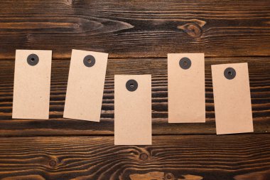 boş kağıt Etiketler üstünde okul sırası