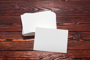 Boş kağıt üstünde okul sırası