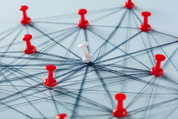 iş parçacığı bağlanma kırmızı iğneler, ağ kavramı, yakın çekim