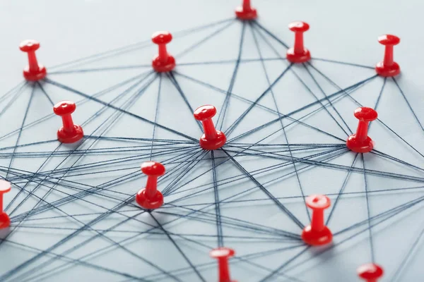iş parçacığı bağlanma kırmızı iğneler, ağ kavramı, yakın çekim