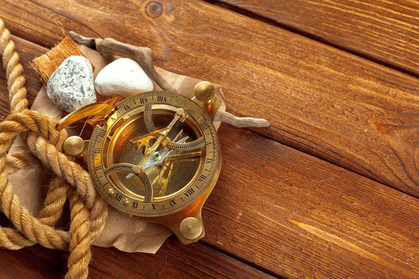Eski ahşap arka plan üzerinde Vintage pusula