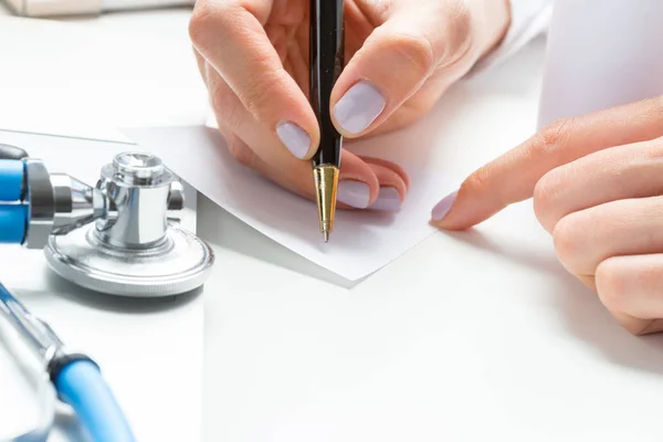 Mano Del Médico Que Escribe Prescripción Hoja Papel —  Fotos de Stock