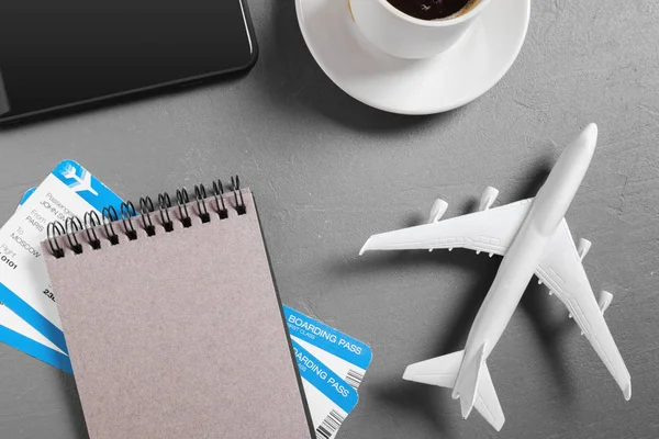 biniş kartı ve masa üstü oyuncak uçağa görüntüleyin