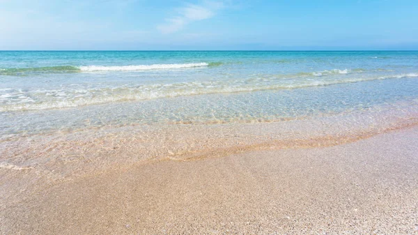 Plaj arka plan ve mavi deniz