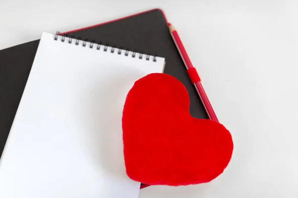Κόκκινη Καρδιά Και Σημειωματάριο — Φωτογραφία Αρχείου