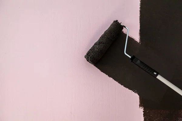 painting a wall in black color