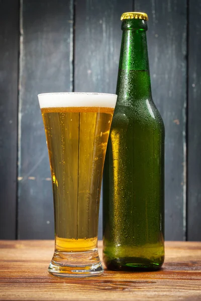 Склянка Пива Біля Пляшки Дерев Яному Фоні — стокове фото