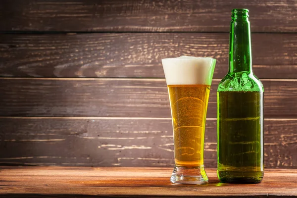 Glas Bier Flaschennähe Auf Holzgrund — Stockfoto
