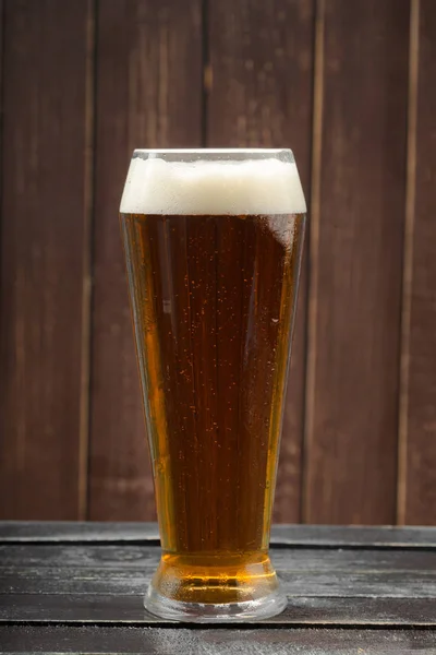 Bier Mit Glas Auf Holzgrund — Stockfoto