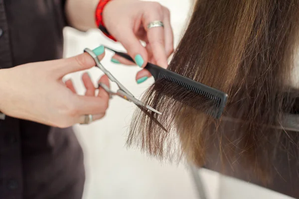 Mulher Faz Corte Cabelo Perto — Fotografia de Stock