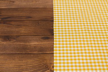 Boş tahta masa masa örtüsü ile 