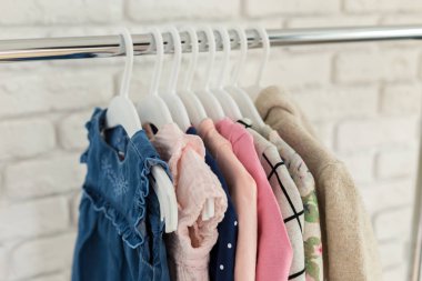 Çocuk Giyim Askıları raf satırındaki Tarih