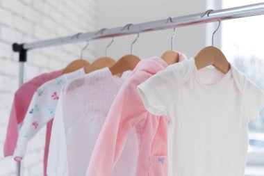 Çocuk Giyim Askıları raf satırındaki Tarih