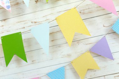 Kiraz kuşu bayrakları yakın çekim 