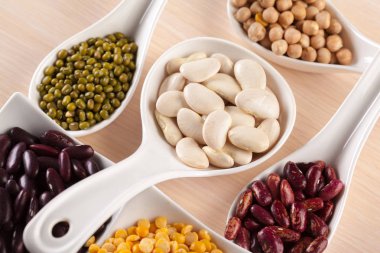 kaşık ve kase çeşitli kuru fasulye