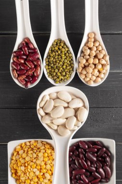 kaşık ve kase çeşitli kuru fasulye
