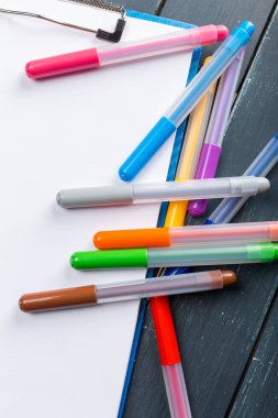 işaretçileri olan masada temiz çarşaf