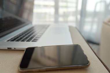 Dizüstü bilgisayar ve smartphone ile çalışma