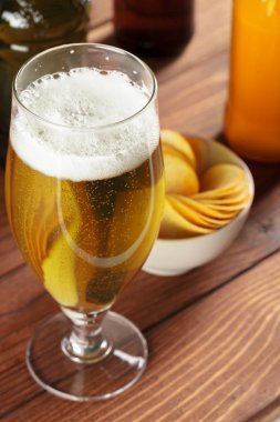 Bardak bira şişesi ahşap arka plan üzerinde yakınındaki