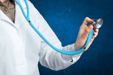 kadın doktor üniformalı ve stetoskop ile