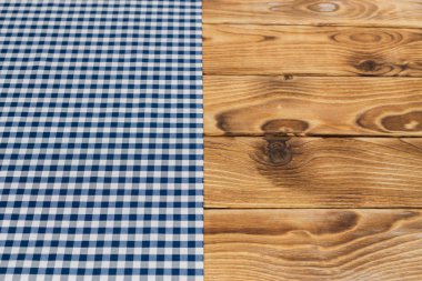 Boş tahta masa masa örtüsü ile 