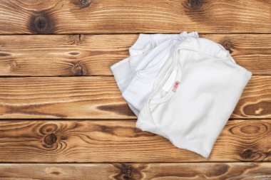 Bebek sayfalar üzerinde ahşap masa, üstten görünüm 