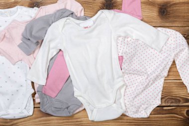 Bebek sayfalar üzerinde ahşap masa, üstten görünüm 