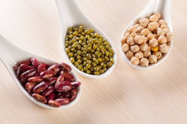 kaşık içinde çeşitli kuru fasulye