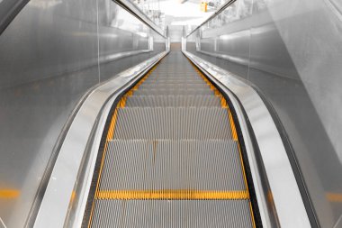 Metro modern yürüyen merdiven görünümü Kapat