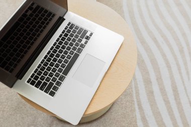 Ahşap masa üstünde laptop Üstten Görünüm