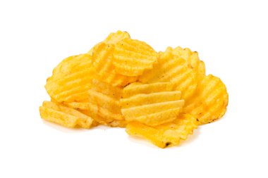 Beyaz arka planda izole edilmiş çıtır patates cipsi.